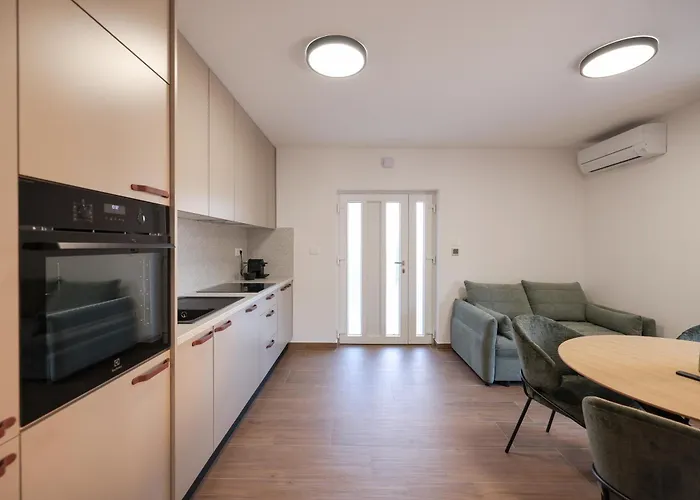 Royal Oak With Private Parking Apartment *