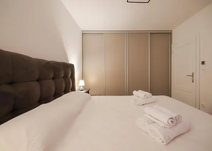 Royal Oak With Private Parking Apartment