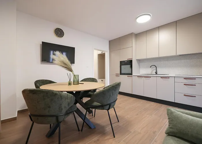 Royal Oak With Private Parking Apartment *